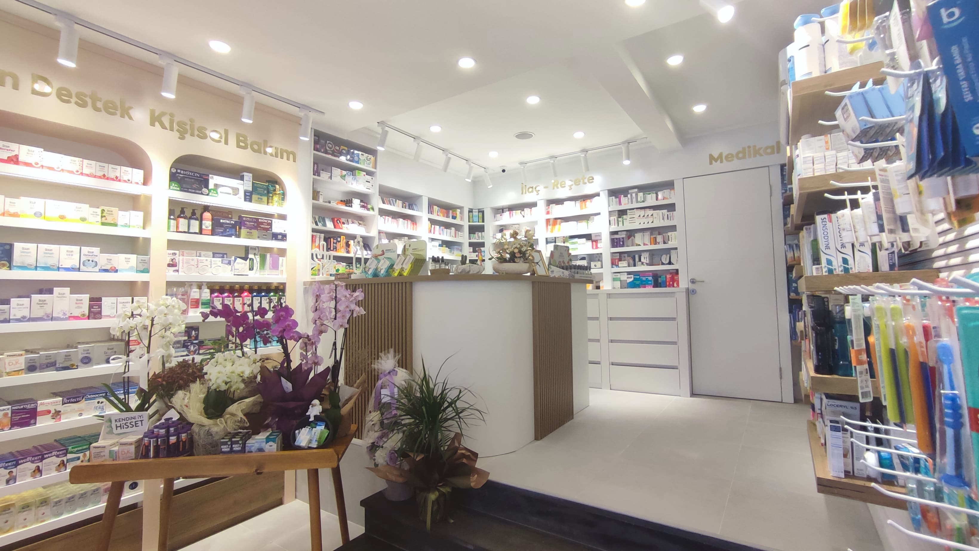 Maya Eczanesi - Circulation Area